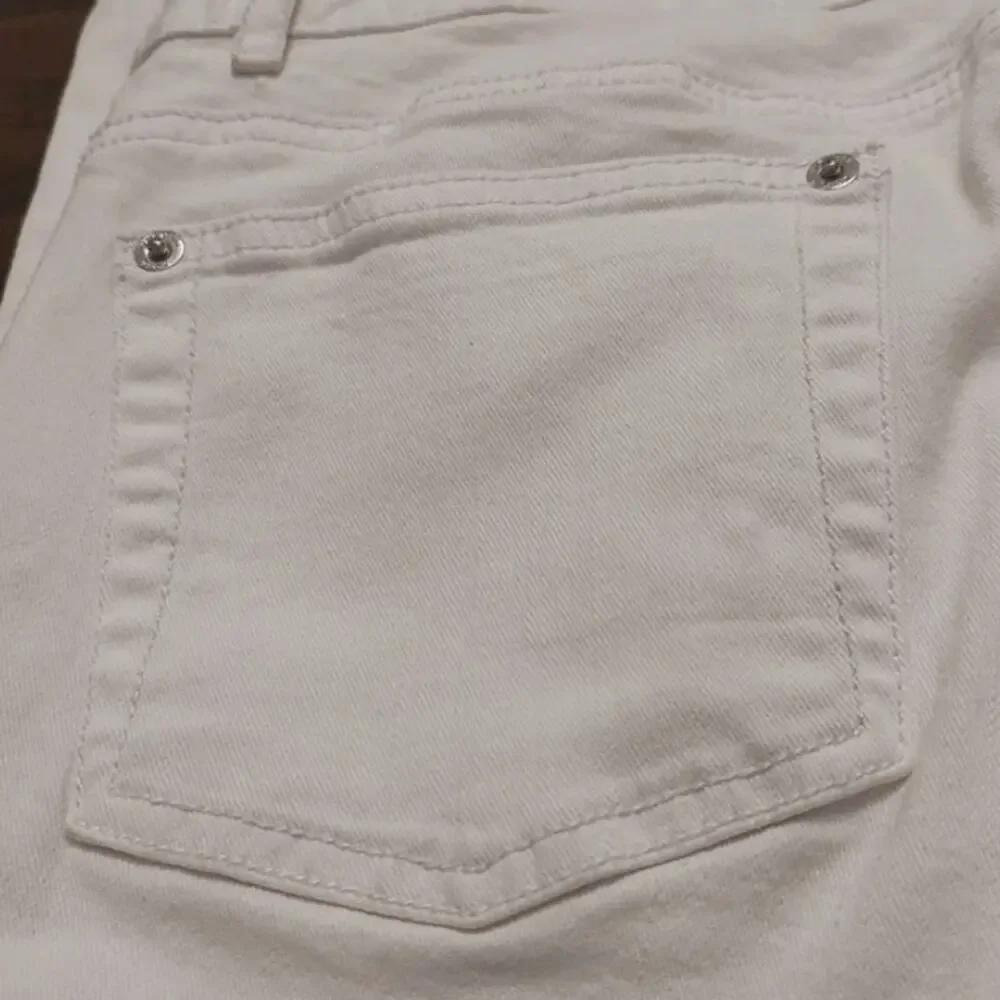 Michael Kors Women Size 10 Mid Rise Flared Leg White Denim Jeans Silver Accents